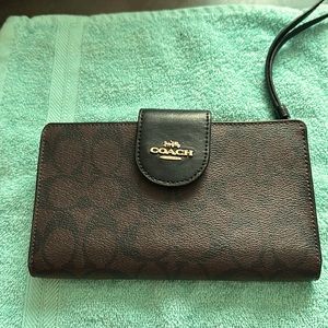 Coach phone case wallet gently used fits up to a iPhone 14 Pro Max